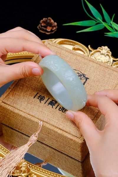 生肖属相适宜佩戴玉手镯（属龙的女人戴玉手镯好吗）