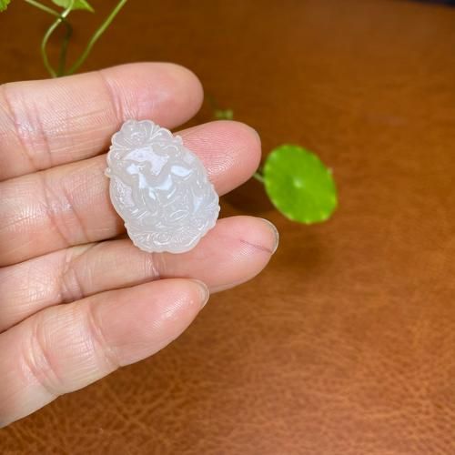 白玉生肖属相挂饰（白玉生肖挂饰挑哪颗最招财）