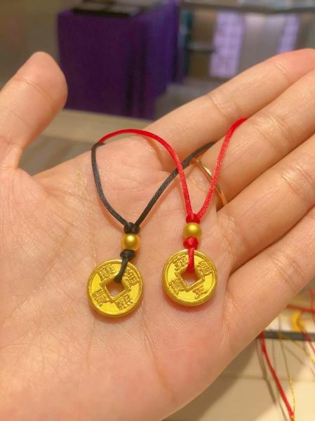生肖属相铜钱吊坠（生肖属相铜钱吊坠适合什么人戴）