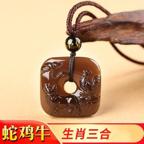 生肖大属相吊坠项链(生肖大属相吊坠项链怎么选)