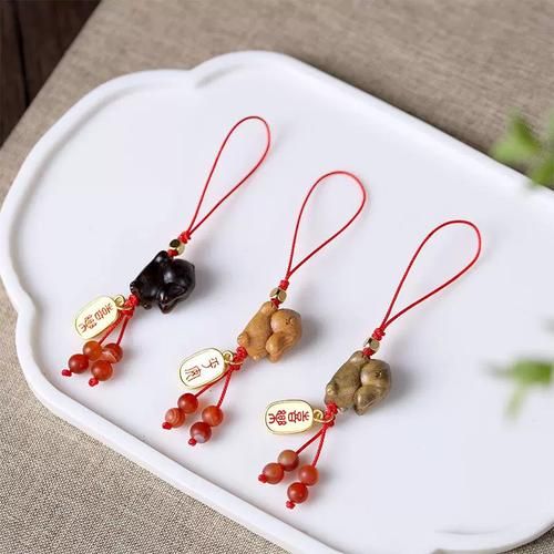 车内属相挂件十二生肖生肖兔（属兔车内挂什么生肖挂件好）