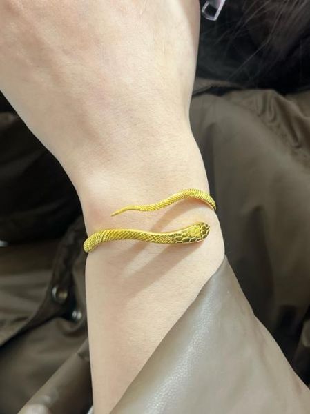 生肖属相手镯怎么戴好（生肖手镯左右手怎么戴最招财）