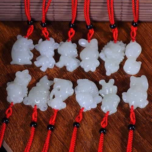 属相吊坠 生肖女童（属相吊坠生肖女童怎么挑材质）