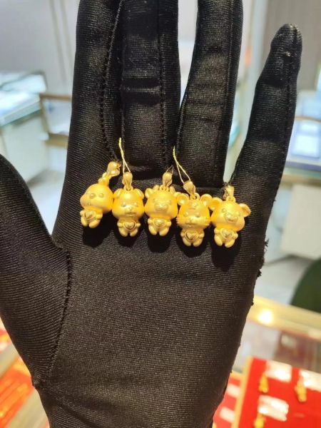 属相吊坠 生肖女童（属相吊坠生肖女童怎么挑材质）