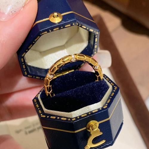 生肖属相手镯（生肖属相手镯选哪个好？💍）