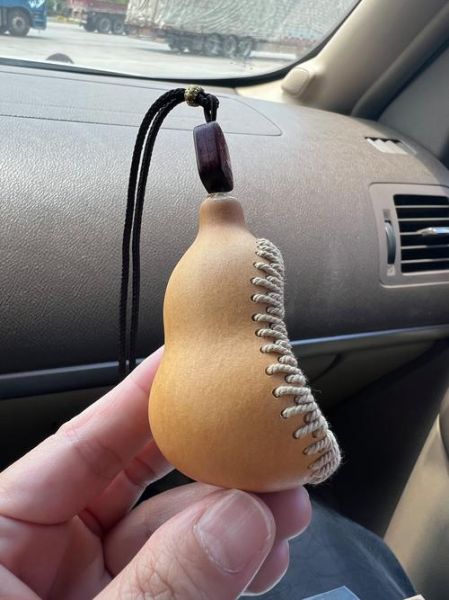 车内挂件生肖属相（车里挂生肖挂件到底好不好）