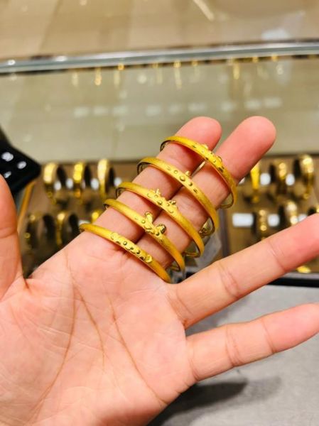 生肖属相手镯佩戴图片(生肖属相手镯佩戴图片女款)