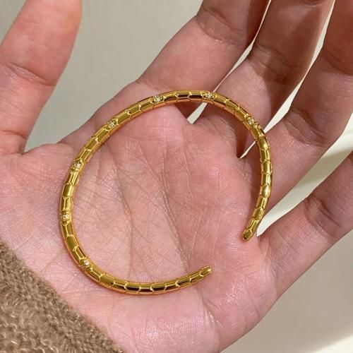 生肖属相手镯佩戴图片(生肖属相手镯佩戴图片女款)