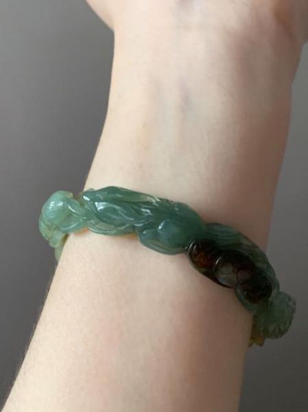 生肖属相手镯佩戴图片(生肖属相手镯佩戴图片女款)