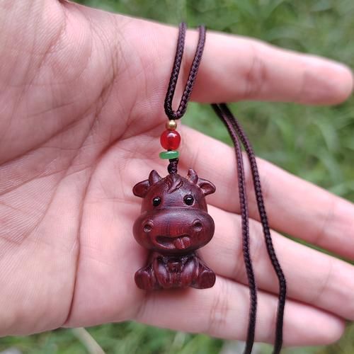 生肖牛适合佩戴什么属相（生肖牛戴什么生肖吊坠好？属相搭配指南👀）