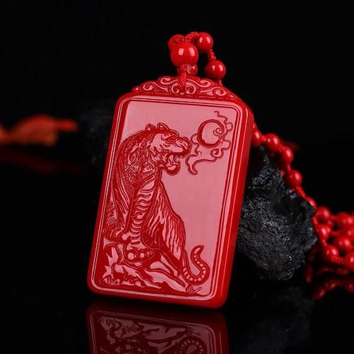 属相吊坠 生肖男（属虎男生戴什么生肖吊坠最合适）